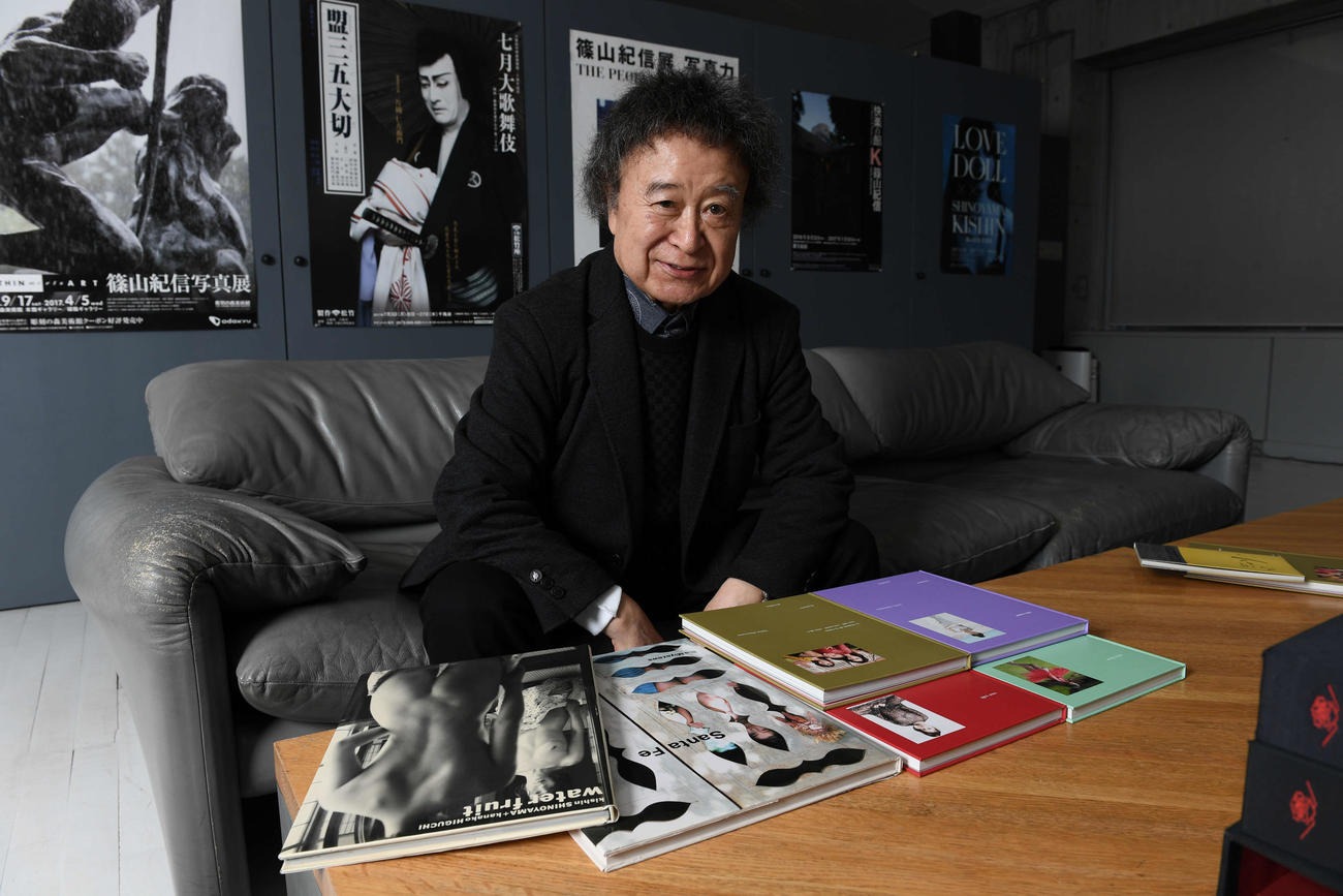 自身の写真集を前に笑顔を見せる篠山紀信さん（2019年1月22日撮影）