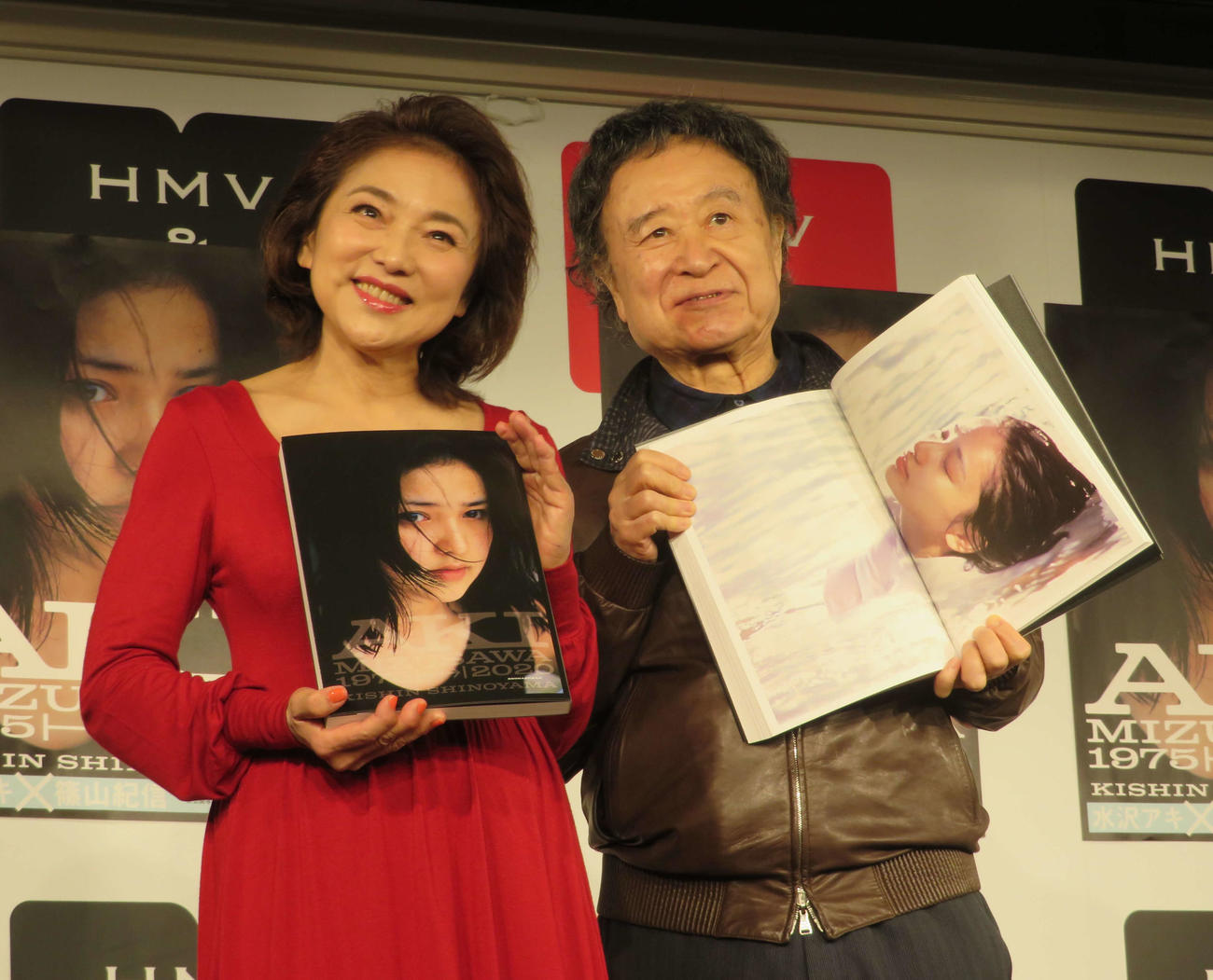 写真集「AKI MIZUSAWA 1975－2020」出版記念イベントに出席した水沢アキ（左）と篠山紀信氏（2020年12月撮影）