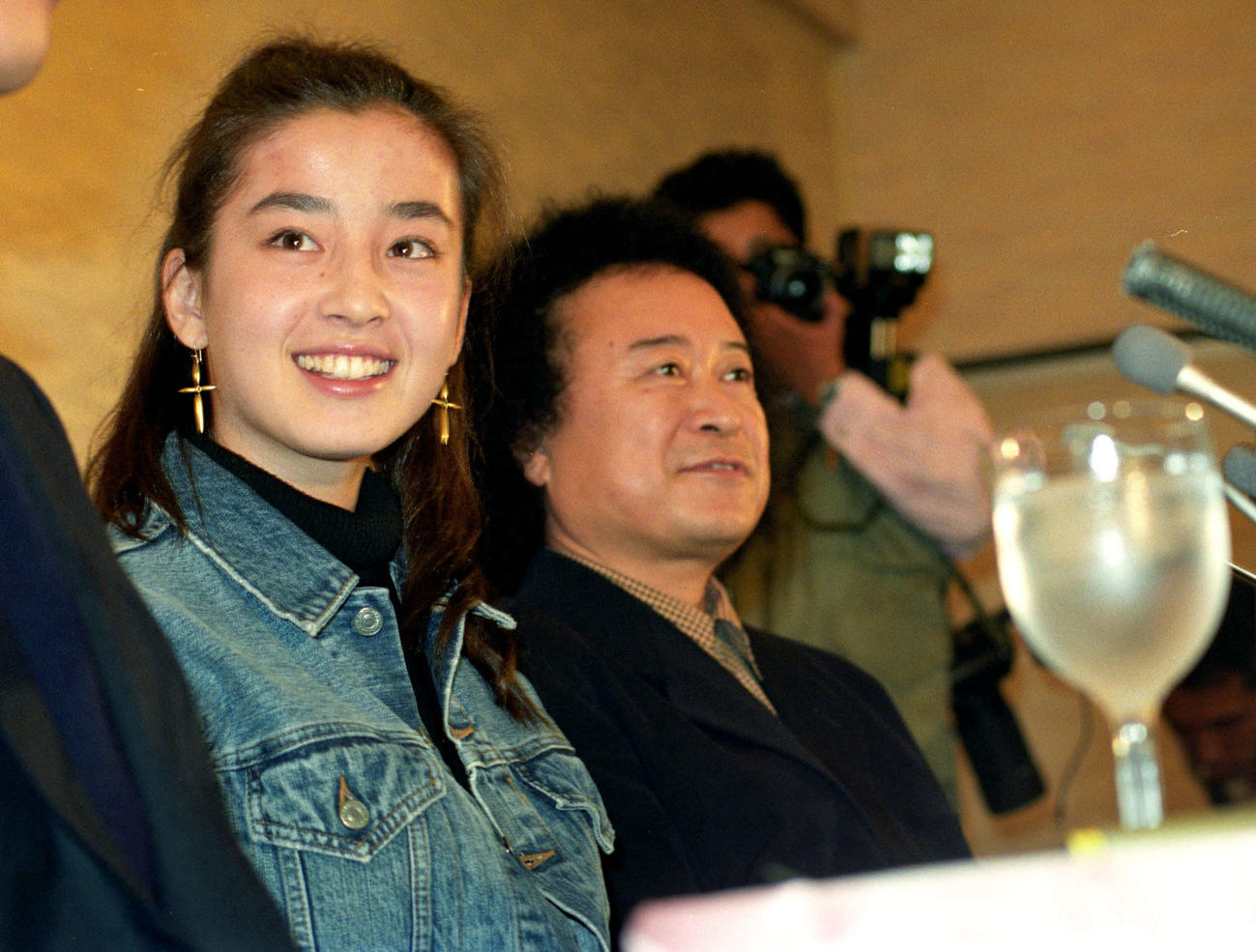 写真家の篠山紀信氏（右）の撮影でオールヌードを公開した18歳のアイドル宮沢りえ（1991年10月撮影）