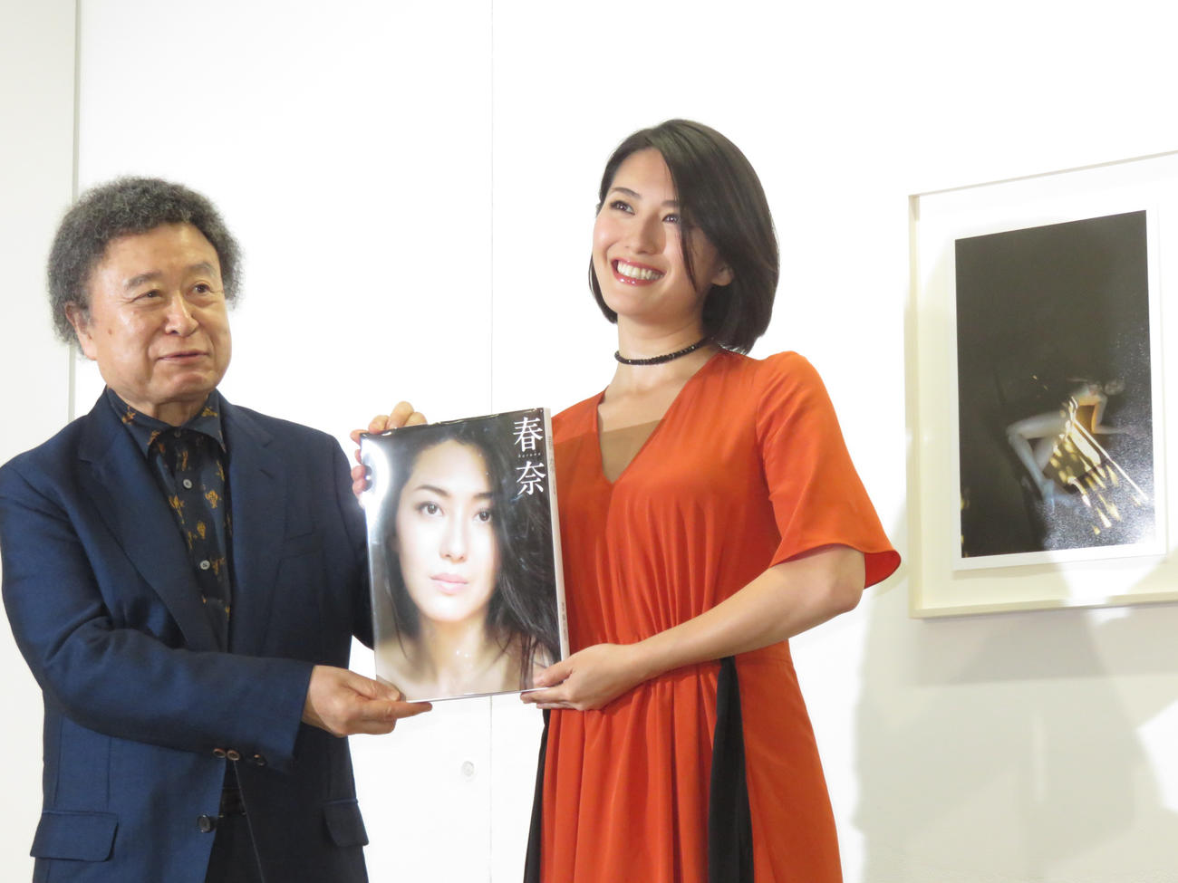 篠山紀信（左）とヌード写真集をPRする矢吹春奈（2016年5月撮影）