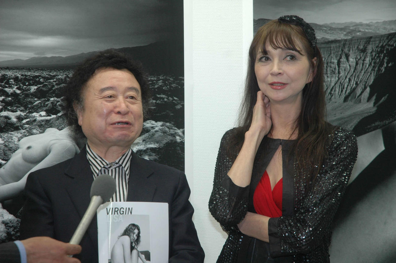 ヌード写真の思い出を語る女優秋川リサと写真家篠山紀信氏（2009年4月撮影）
