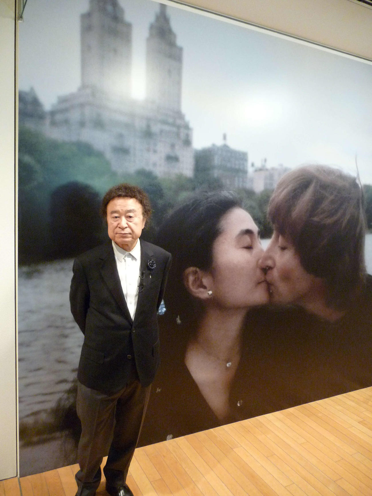 故ジョン・レノンさんと妻のオノ・ヨーコさんの写真を前に会見を行った篠山紀信氏（2012年10月撮影）