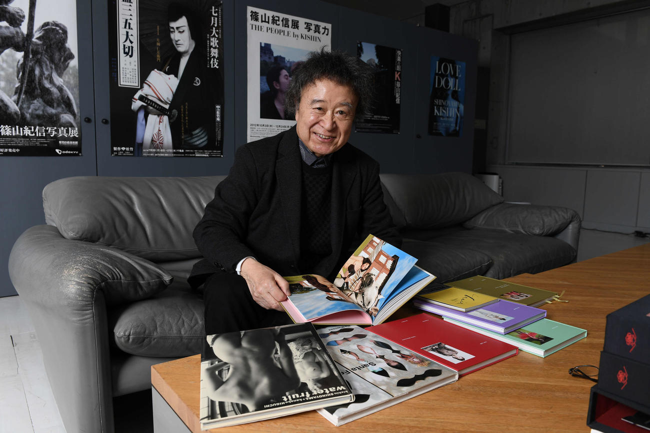 19年1月、自身の写真集を前に笑顔を見せる篠山紀信さん