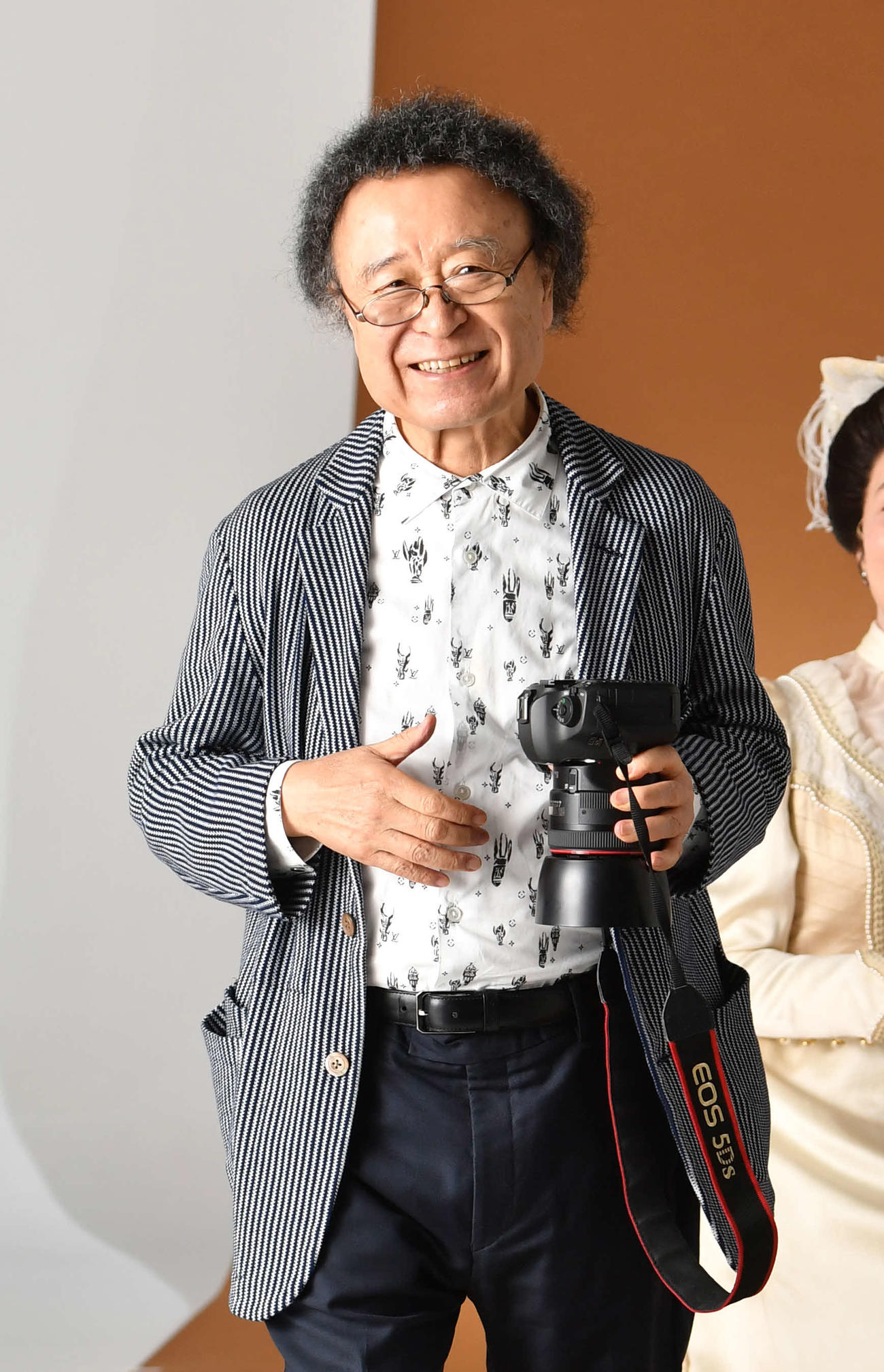 17年7月、カメラを手に笑顔を見せる篠山紀信さん
