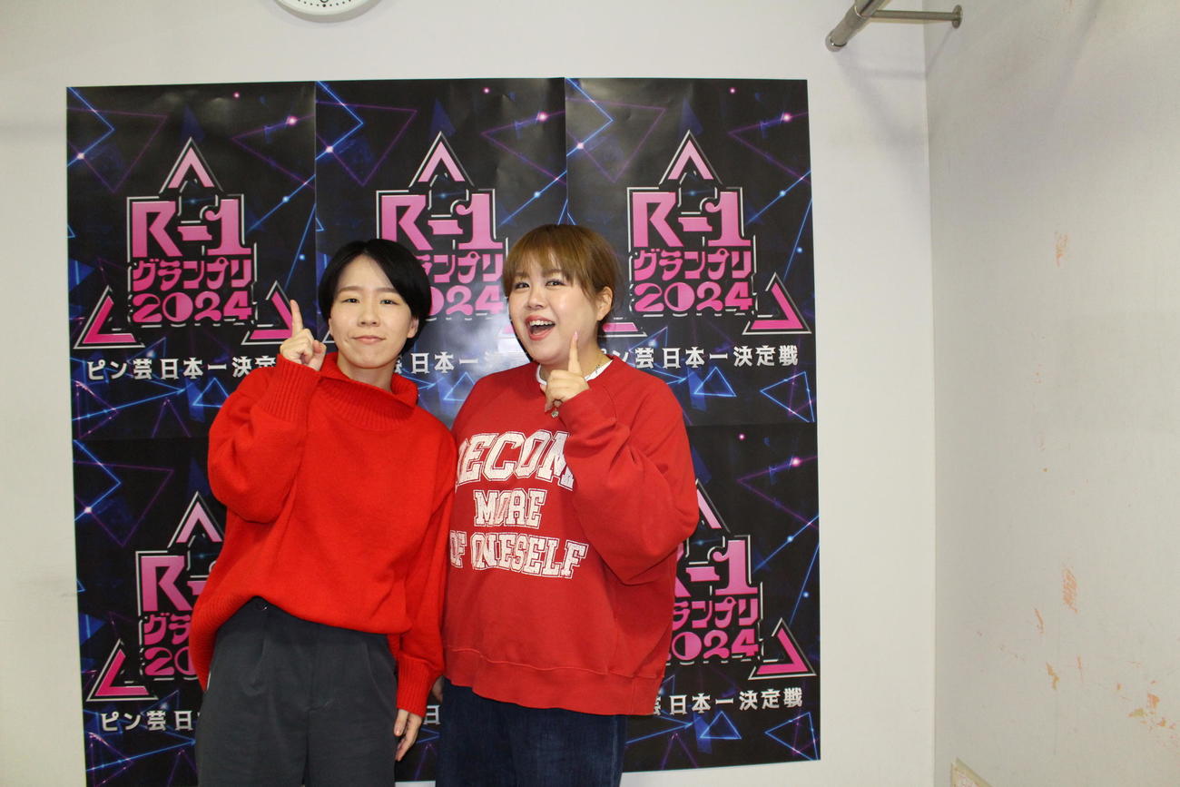 R－1グランプリ1回戦を終えた天才ピアニスト。竹内知咲（左）と、ますみ