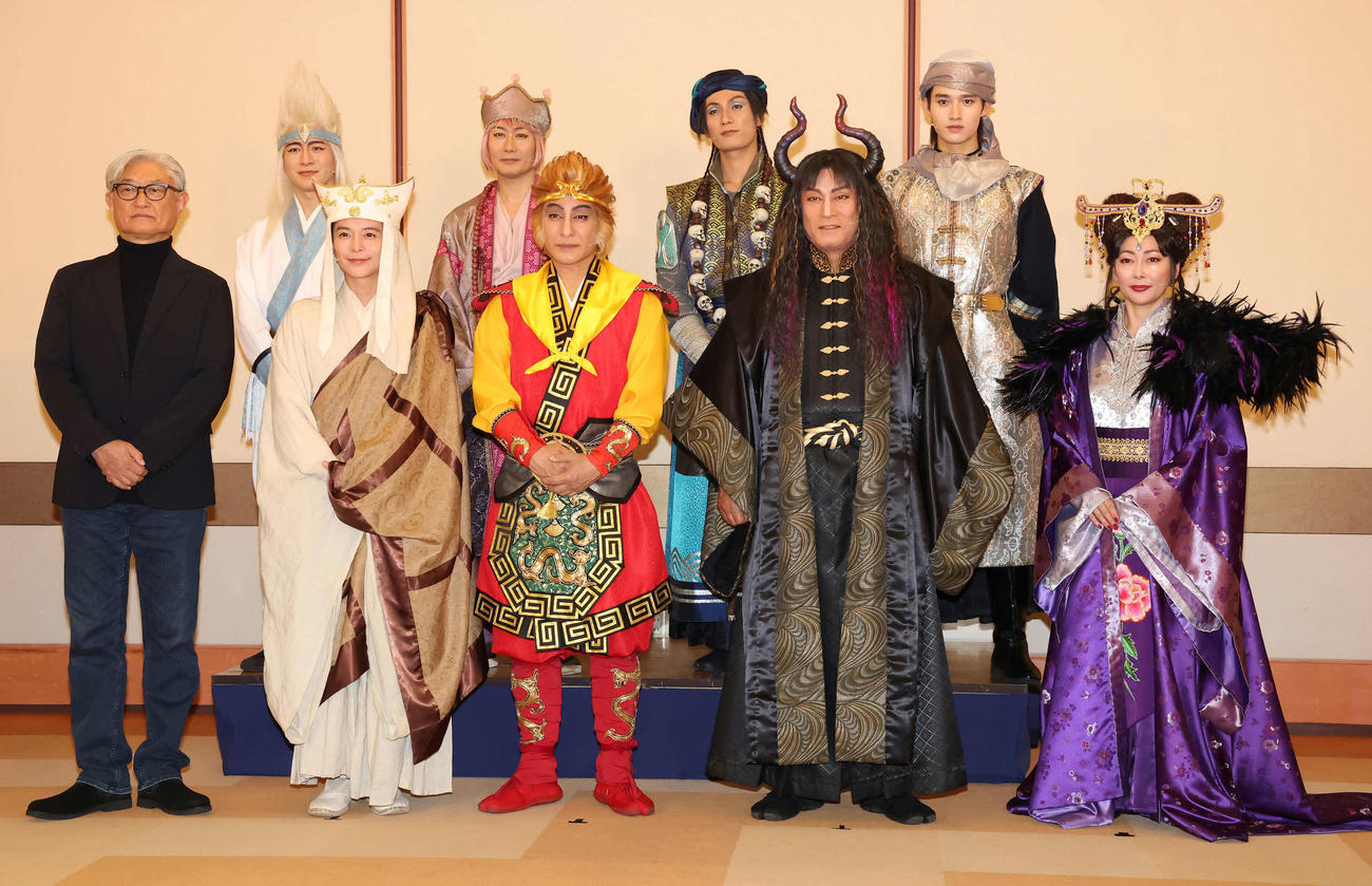 舞台「西遊記」東京公演の初日前会見で写真に納まる、前列左から堤幸彦監督、小池徹平、片岡愛之助、松平健、中山美穂。後列左から村井良大、戸次重幸、加藤和樹、藤岡真威人（撮影・丹羽敏通）
