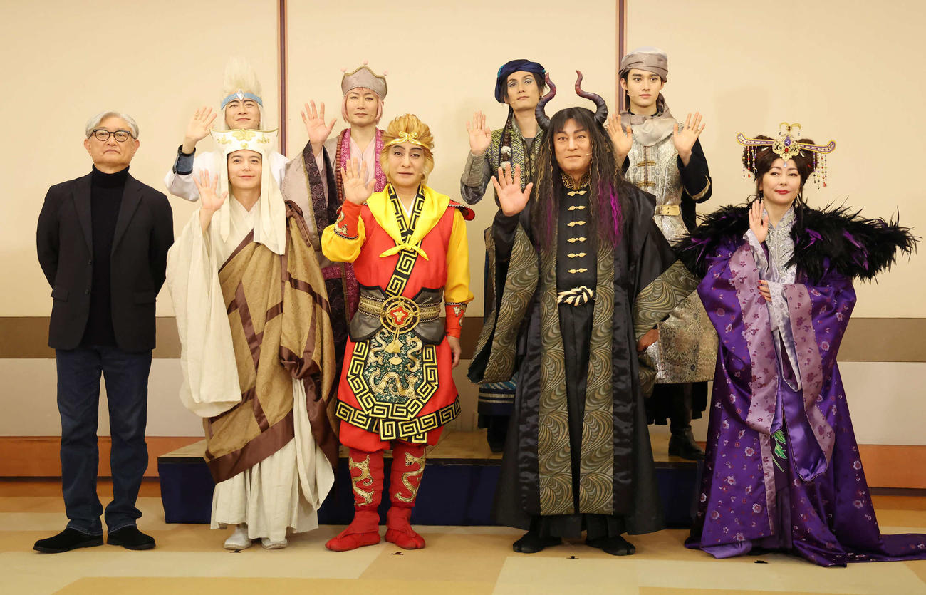 舞台「西遊記」東京公演の初日前会見で写真に納まる、前列左から堤幸彦監督、小池徹平、片岡愛之助、松平健、中山美穂、後列左から村井良大、戸次重幸、加藤和樹、藤岡真威人（撮影・丹羽敏通）