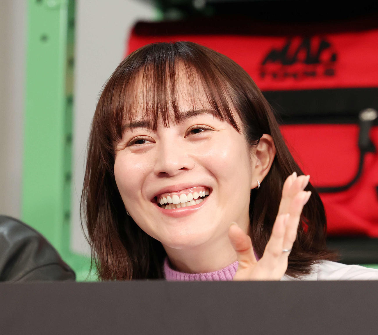 ドラマ「新空港占拠」制作発表会見で笑顔で手を振る比嘉愛未（撮影・宮地輝）