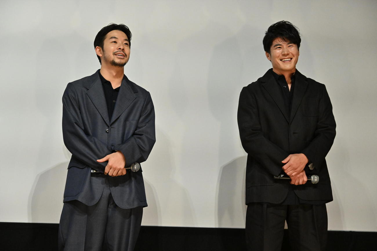 映画「笑いのカイブツ」の初日舞台あいさつに登壇した仲野太賀（左）板橋駿谷