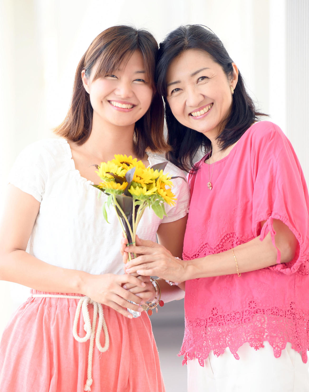 フリーアナウンサーの寺田理恵子と娘のゆりえ（18年8月撮影）
