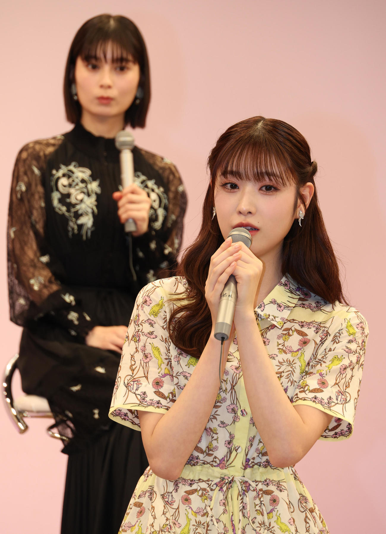 ドラマ「リビングの松永さん」制作発表を行った高橋ひかる。左は大久保桜子（撮影・中島郁夫）