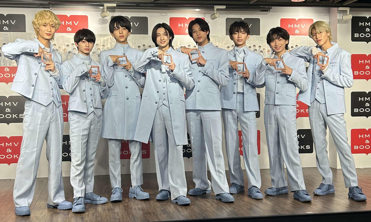 ファースト写真集「ICEx 1st Photobook ICEx in BOOK」発売記念イベントを行ったICEx（撮影・松尾幸之介）