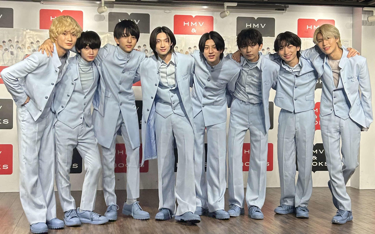 ファースト写真集「ICEx 1st Photobook ICEx in BOOK」発売記念イベントを行ったICEx（撮影・松尾幸之介）