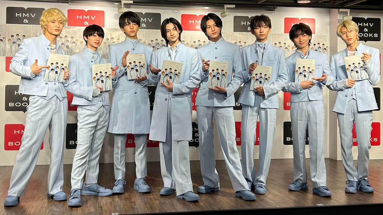 ファースト写真集「ICEx 1st Photobook ICEx in BOOK」発売記念イベントを行ったICEx（撮影・松尾幸之介）