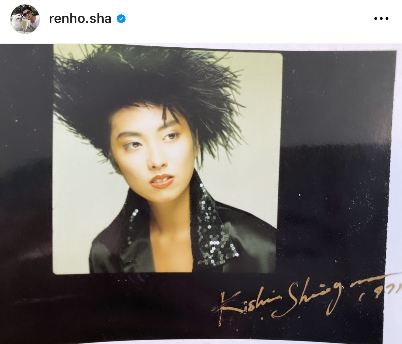 かつて篠山紀信さんが撮った、髪の毛が逆立ち、黒いラメ入りの服を着た“パンク”な雰囲気のインパクト抜群のカット（蓮舫氏のインスタグラムから）