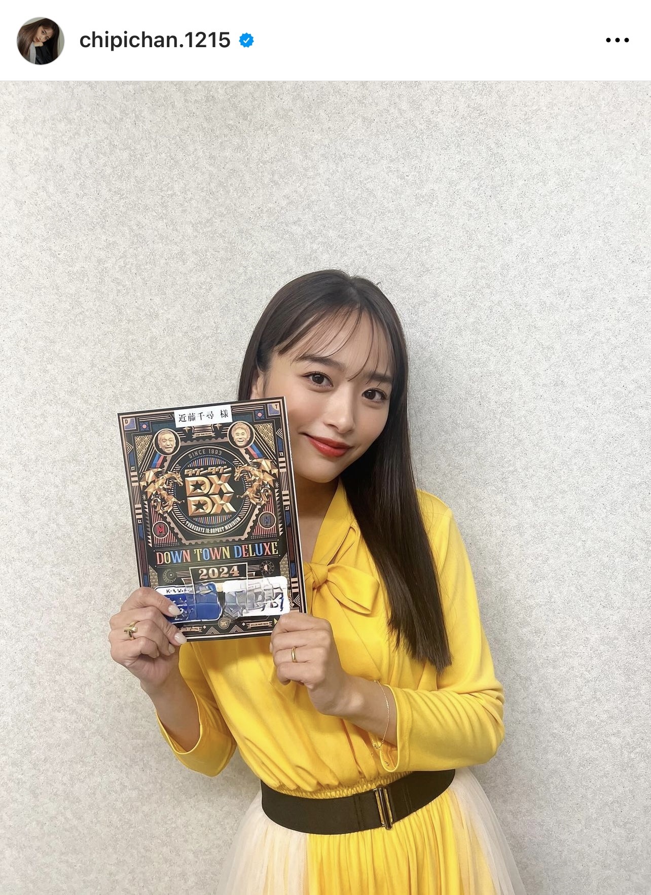 黄色地に白いチュールがあしらわれたワンピース姿でほほ笑む近藤千尋（近藤千尋のインスタグラムから）