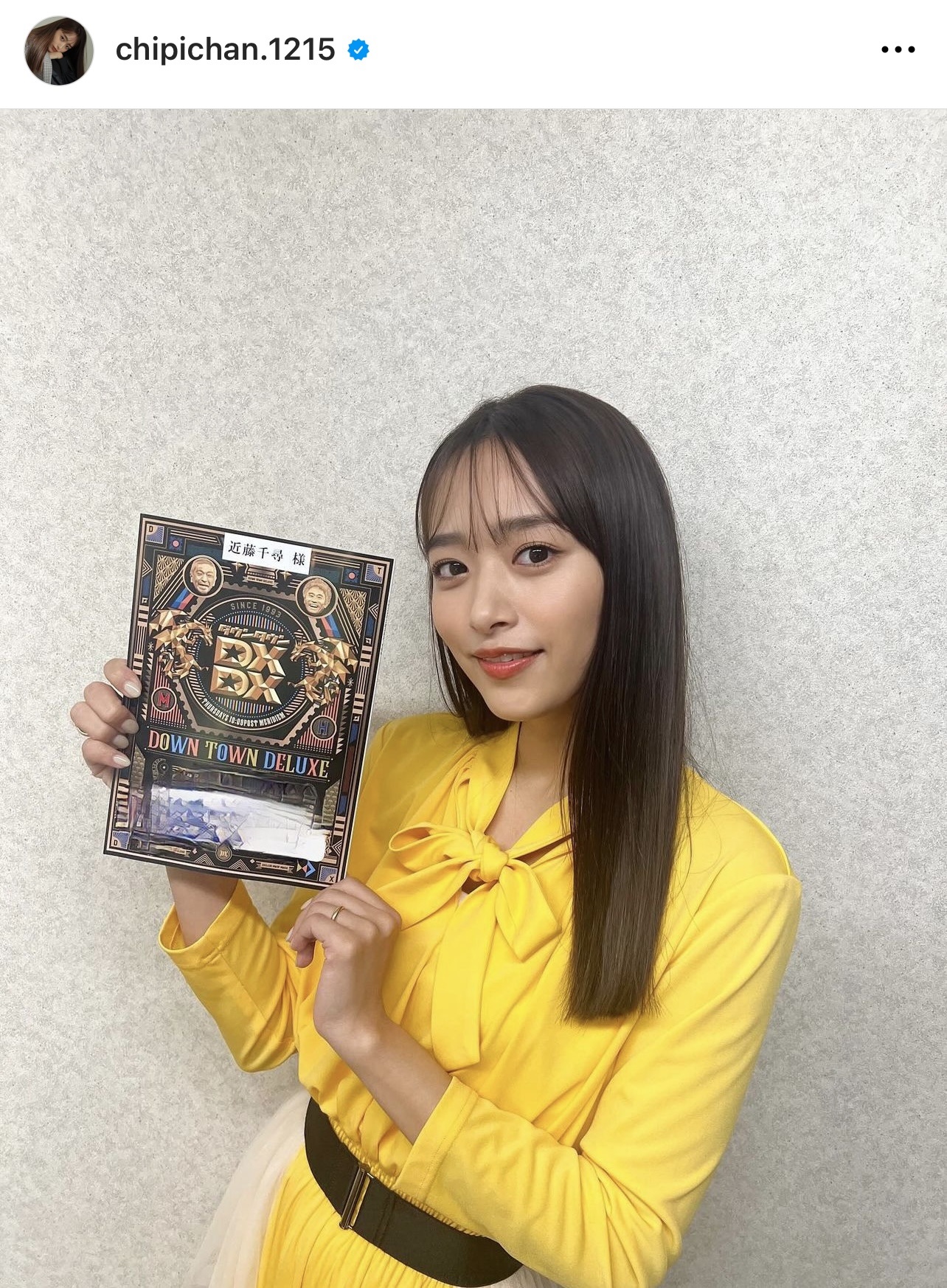 黄色地に白いチュールがあしらわれたワンピース姿でほほ笑む近藤千尋（近藤千尋のインスタグラムから）