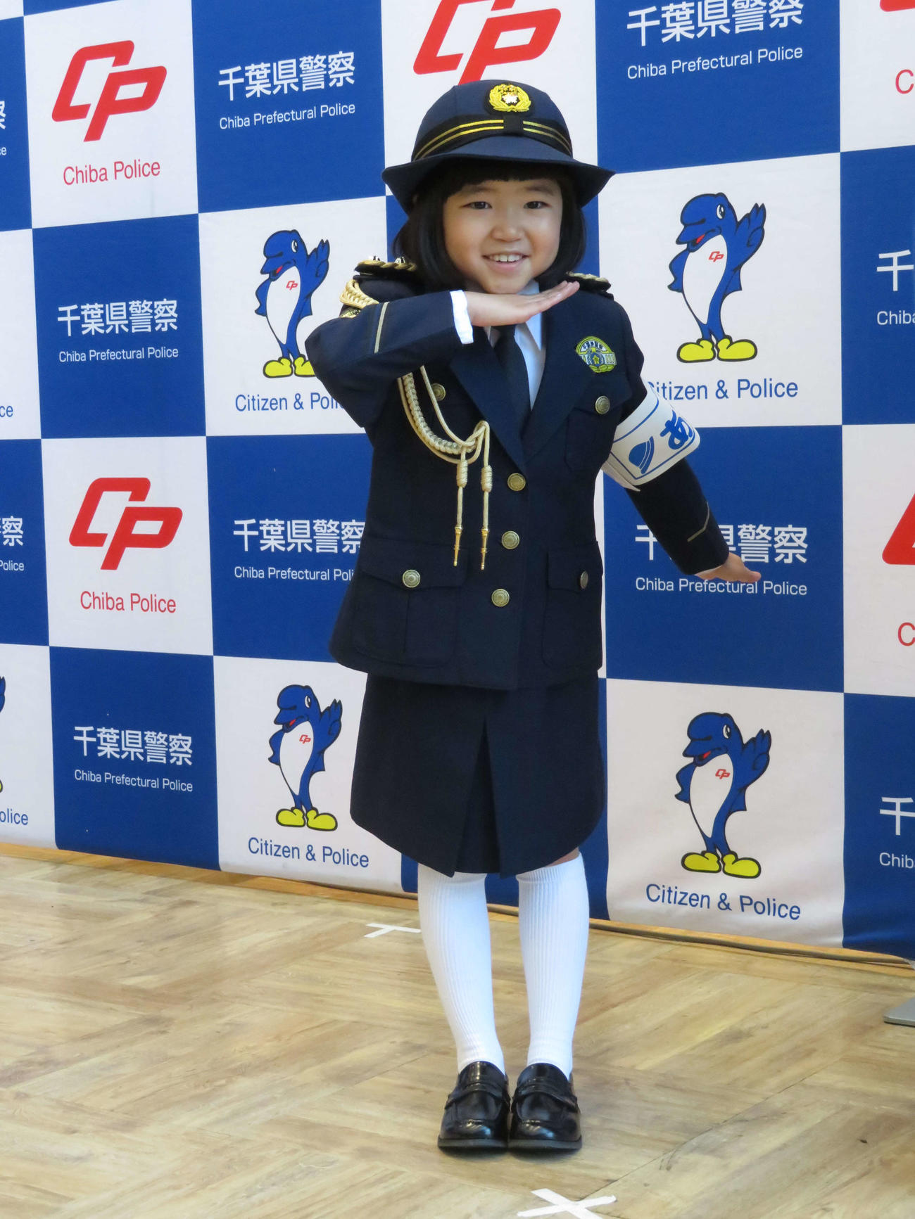 千葉県警本部生活安全部令和6年「新春防犯キャンペーン」の一日よくし隊「あおぼーし」隊長に就任し、学んだ護身術「アイーンの術」を披露する永尾柚乃（撮影・村上幸将）