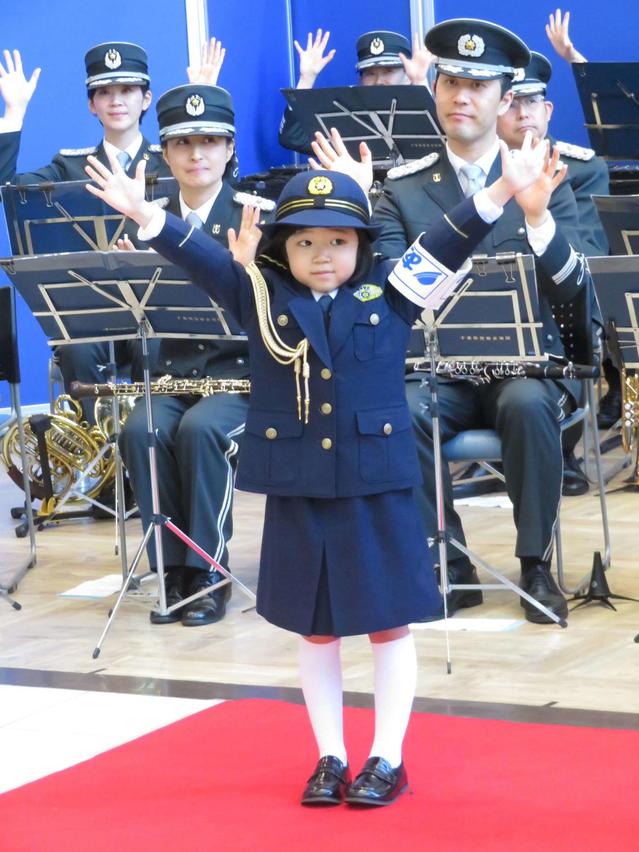 千葉県警本部生活安全部令和6年「新春防犯キャンペーン」の一日よくし隊「あおぼーし」隊長に就任し、護身術を学ぶ永尾柚乃（撮影・村上幸将）