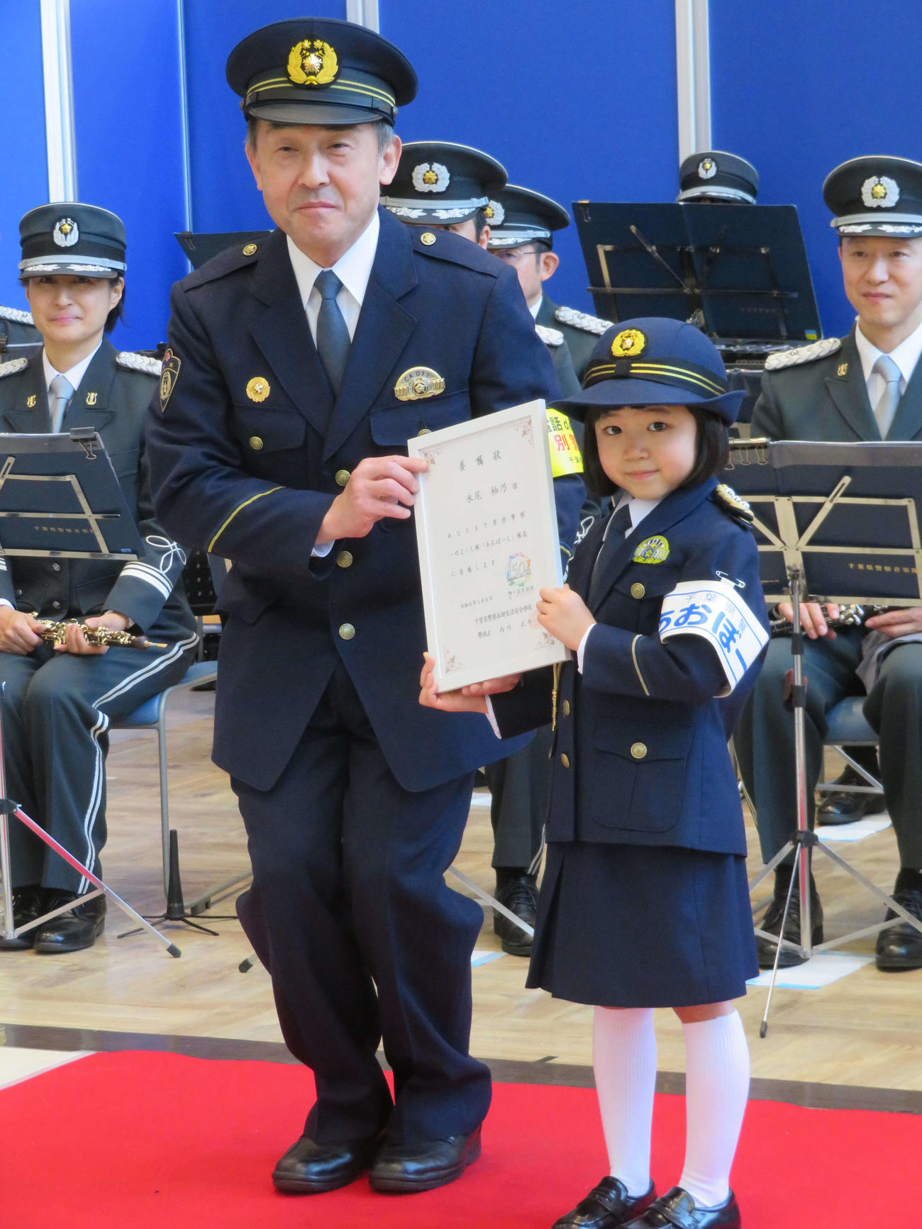 千葉県警本部生活安全部令和6年「新春防犯キャンペーン」の一日よくし隊「あおぼーし」隊長に就任し、委嘱状を贈られた永尾柚乃（撮影・村上幸将）
