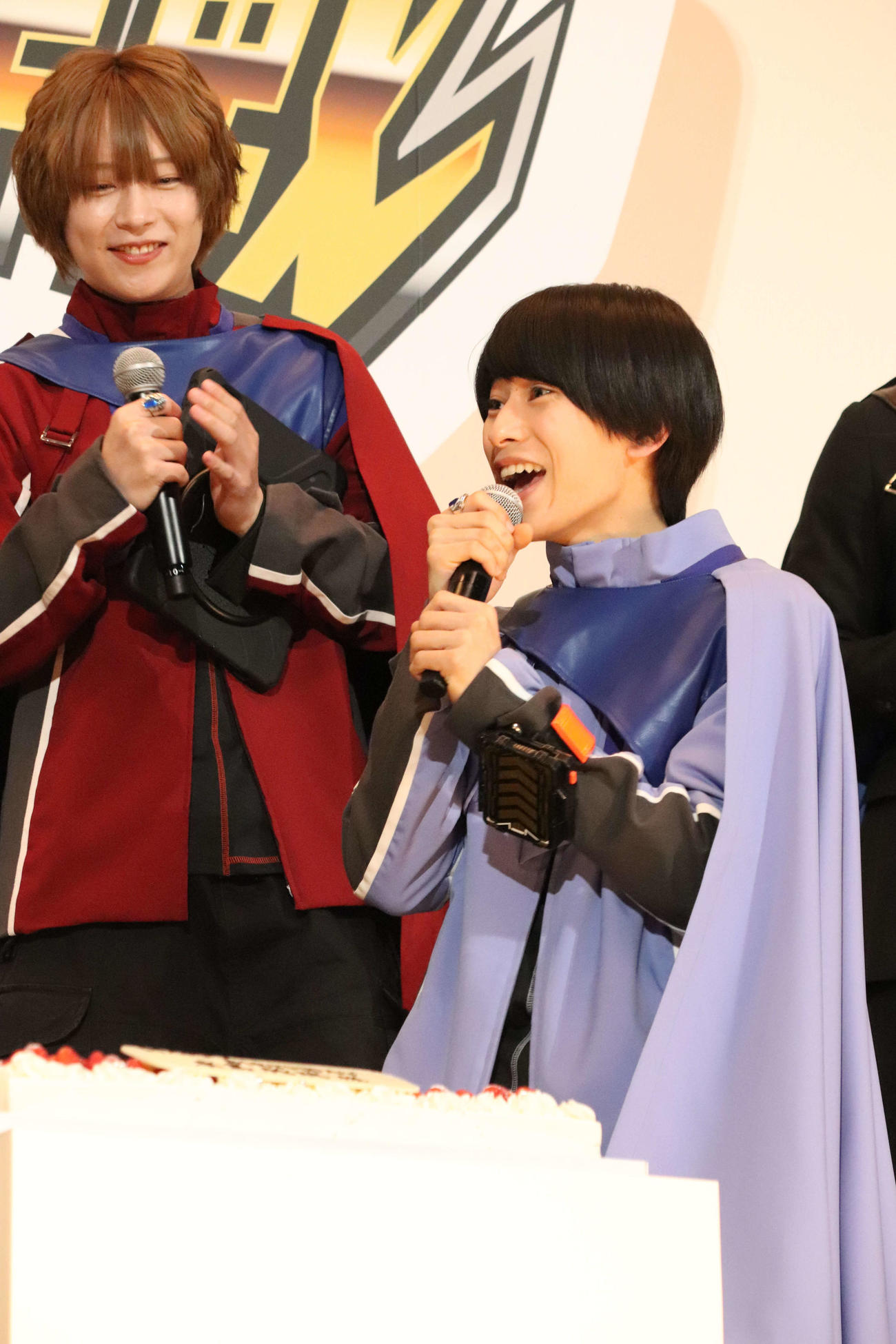 映画「仮面ライダー　THE WINTER MOVIE　ガッチャード＆ギーツ　最強ケミー★ガッチャ大作戦」大ヒット舞台あいさつで誕生日を祝われた本島純政（右）（撮影・加藤理沙