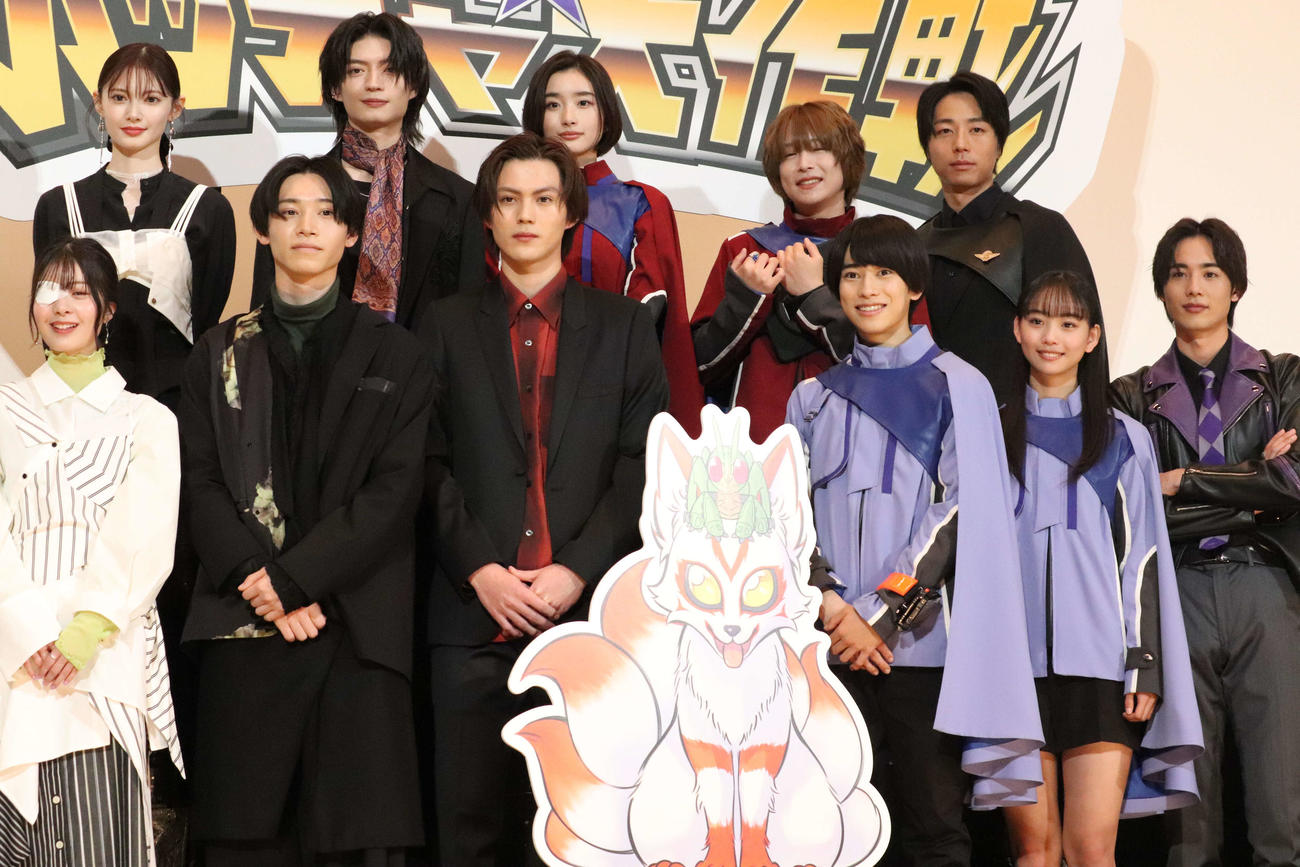 映画「仮面ライダー　THE WINTER MOVIE　ガッチャード＆ギーツ　最強ケミー★ガッチャ大作戦」大ヒット舞台あいさつに登壇した、前列左から星乃夢奈、佐藤瑠雅、簡秀吉、本島純政、松本麗世、藤林泰也。後列左から、青島心、杢代和人、安部乙、富園力也、熊木陸斗（撮影・加藤理沙）