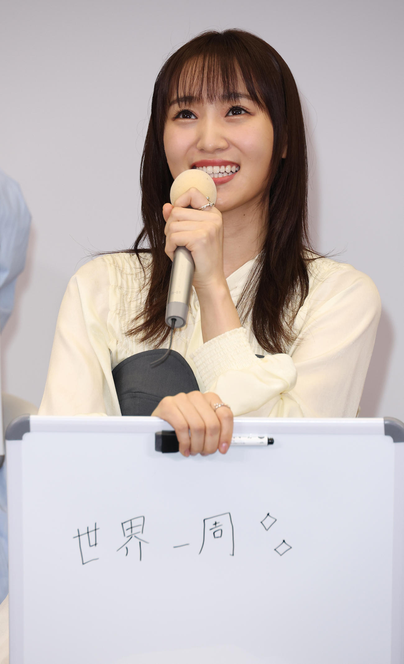 ドラマ「チェイサーゲームW」の会見でかなえたい希望を書いた菅井友香（撮影・中島郁夫）