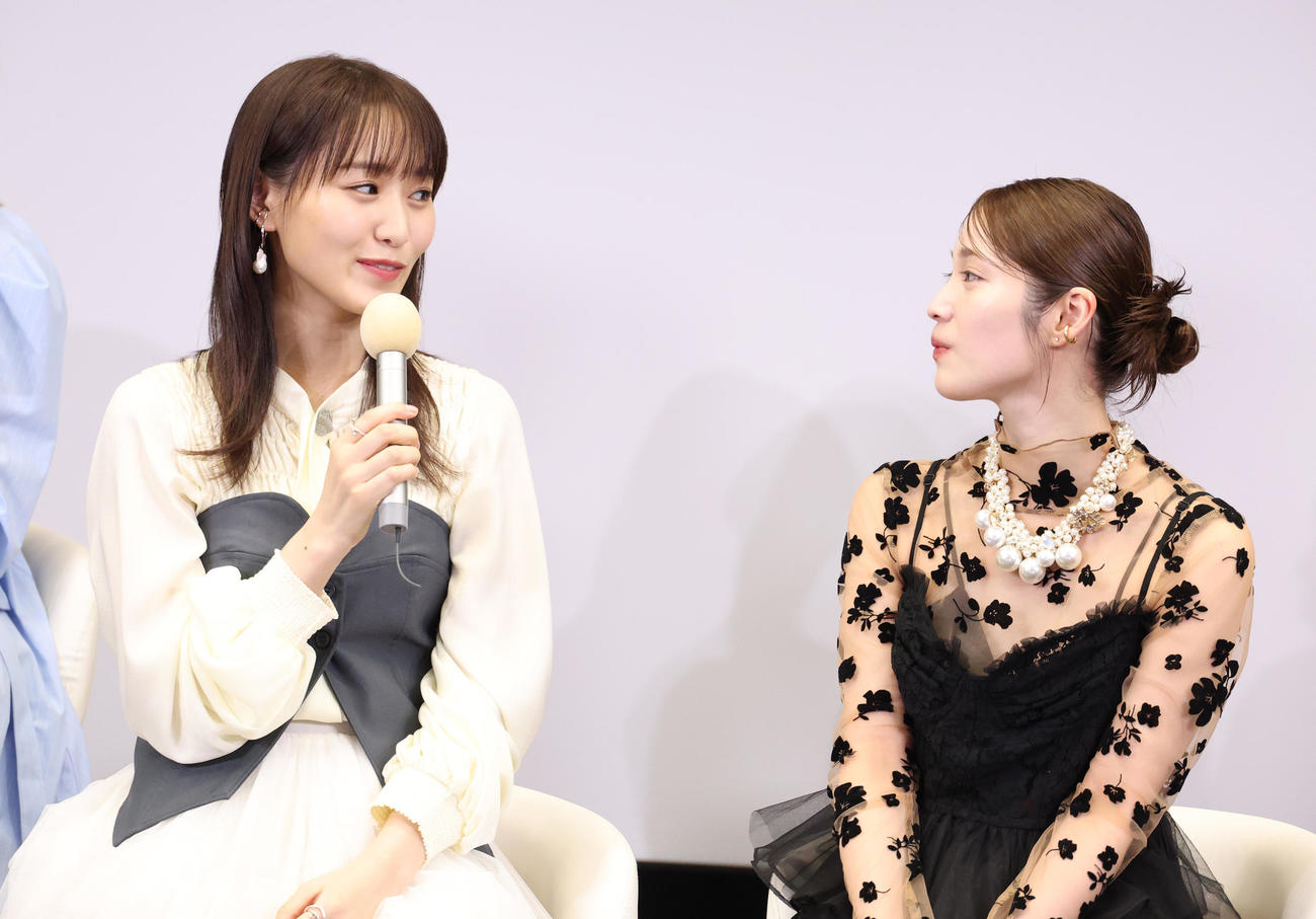 ドラマ「チェイサーゲームW」の会見を行った菅井友香（左）と中村ゆりか（撮影・中島郁夫）