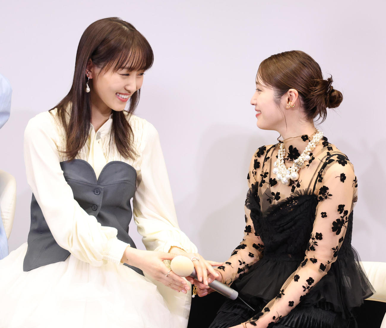 ドラマ「チェイサーゲームW」の会見を行った菅井友香（左）と中村ゆりか（撮影・中島郁夫）