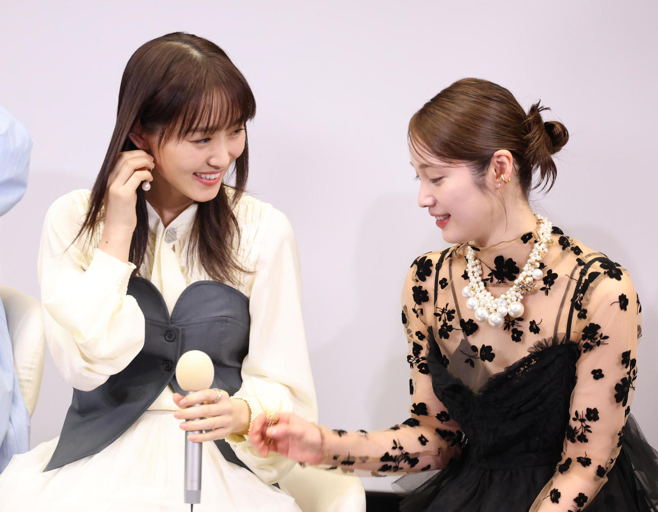 ドラマ「チェイサーゲームW」の会見を行った菅井友香（左）と中村ゆりか（撮影・中島郁夫）