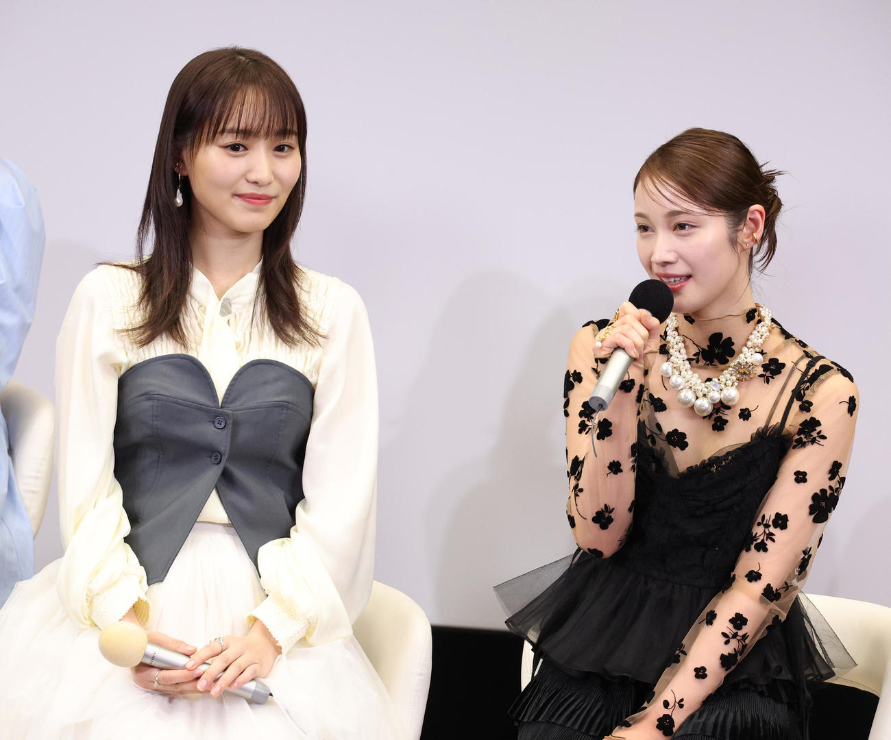 ドラマ「チェイサーゲームW」の会見を行った菅井友香（左）と中村ゆりか（撮影・中島郁夫）