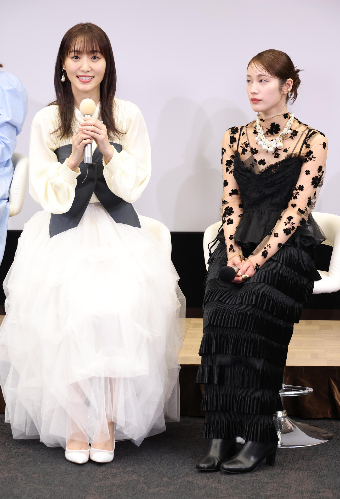 ドラマ「チェイサーゲームW」の会見を行った菅井友香（左）と中村ゆりか（撮影・中島郁夫）