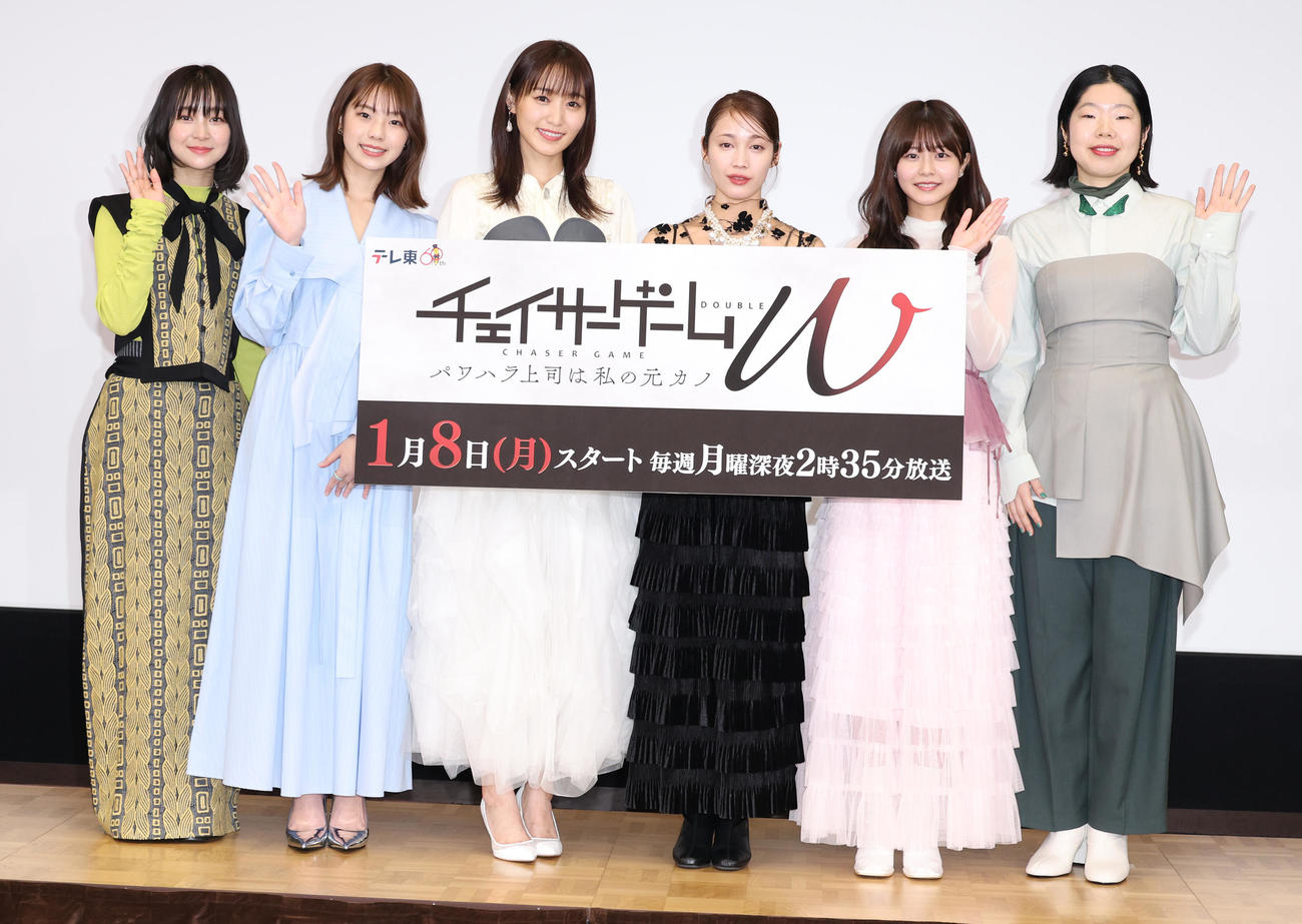 ドラマ「チェイサーゲームW」の会見を行った、左から花柳のぞみ、菊地姫奈、菅井友香、中村ゆりか、椛島光、うらじぬの（撮影・中島郁夫）