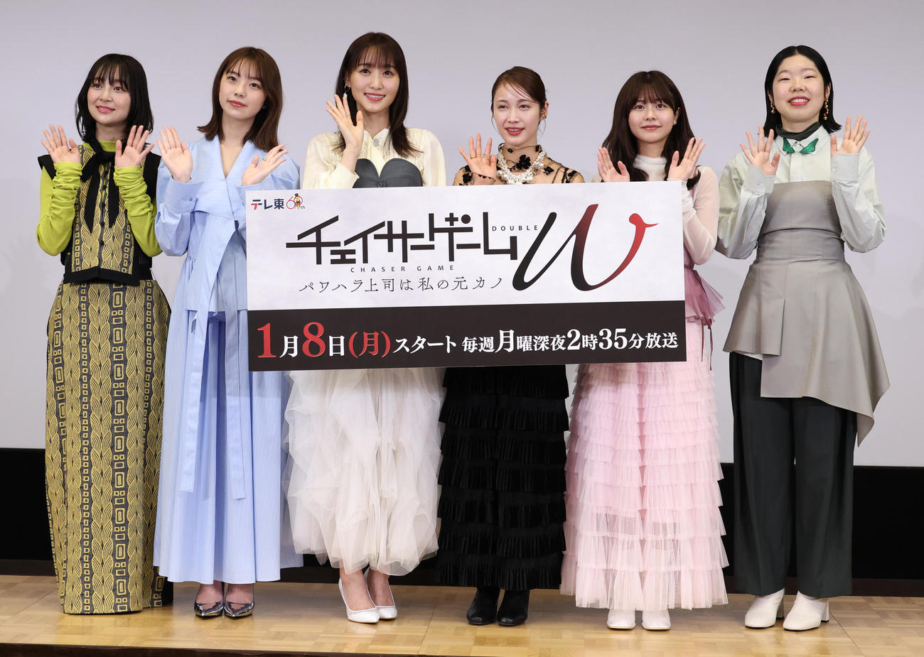 ドラマ「チェイサーゲームW」の会見を行った、左から花柳のぞみ、菊地姫奈、菅井友香、中村ゆりか、椛島光、うらじぬの（撮影・中島郁夫）