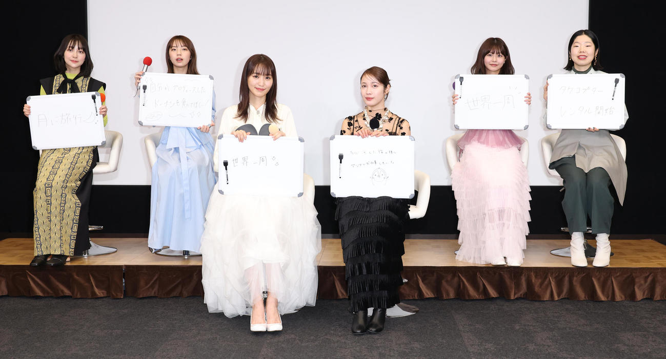 ドラマ「チェイサーゲームW」の会見を行った、左から花柳のぞみ、菊地姫奈、菅井友香、中村ゆりか、椛島光、うらじぬの（撮影・中島郁夫）