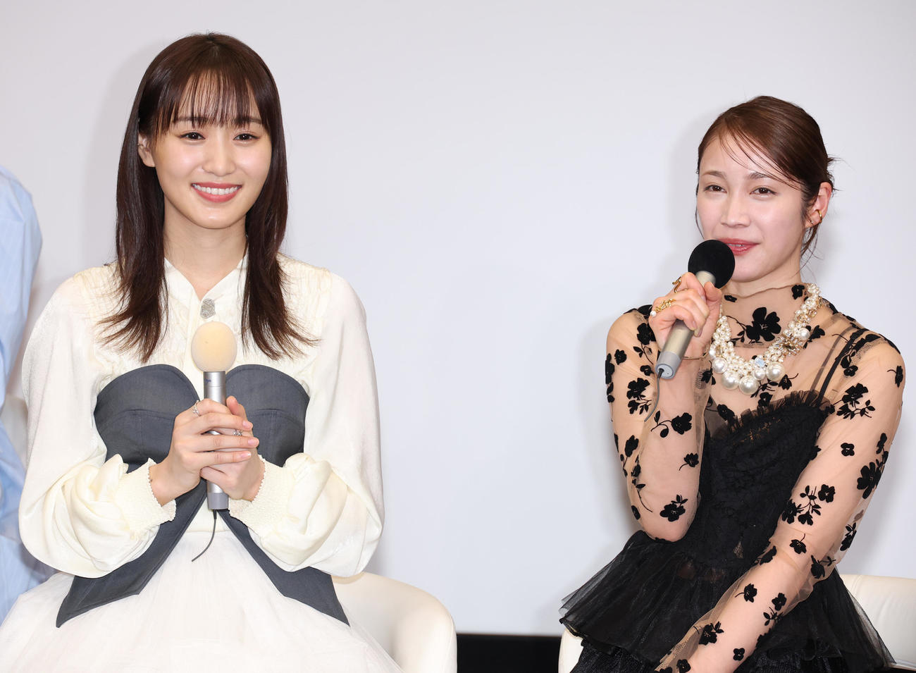 ドラマ「チェイサーゲームW」の会見を行った菅井友香（左）と中村ゆりか（撮影・中島郁夫）