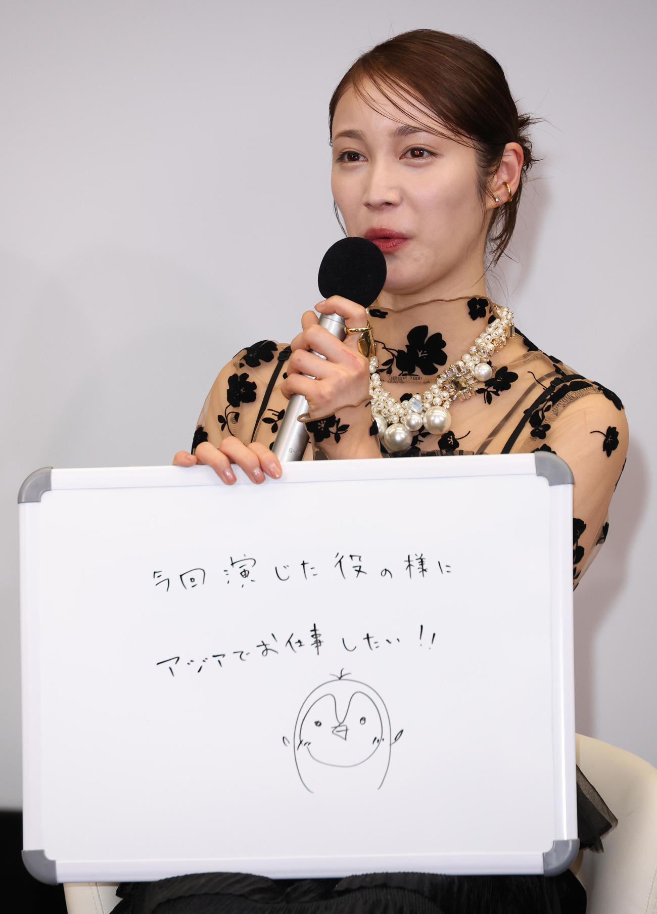 ドラマ「チェイサーゲームW」の会見でかなえたい希望を書いた中村ゆりか（撮影・中島郁夫）