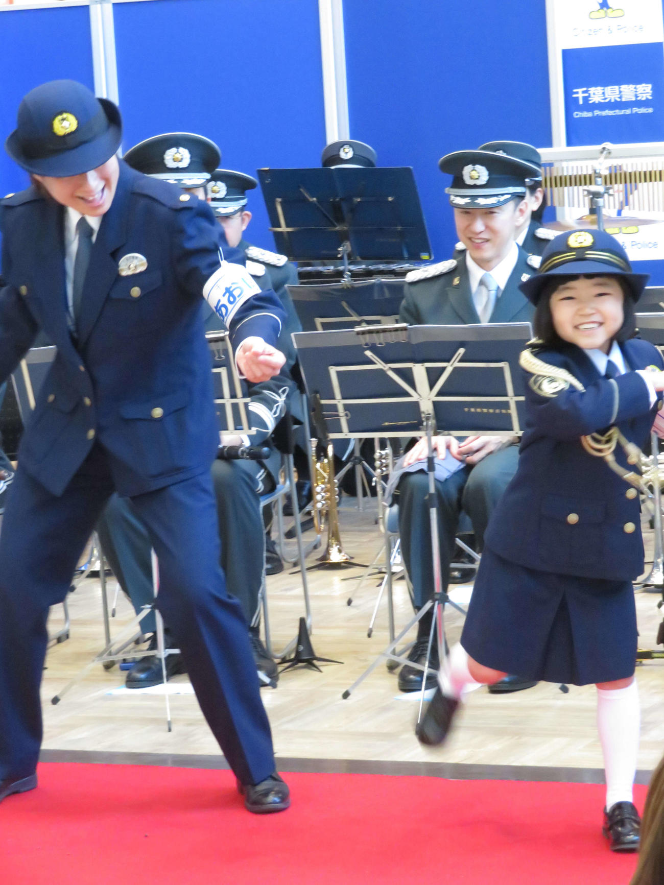 千葉県警本部生活安全部令和6年「新春防犯キャンペーン」の一日よくし隊「あおぼーし」隊長に就任し、学んだ護身術「アイーンの術」を披露する永尾柚乃（撮影・村上幸将）