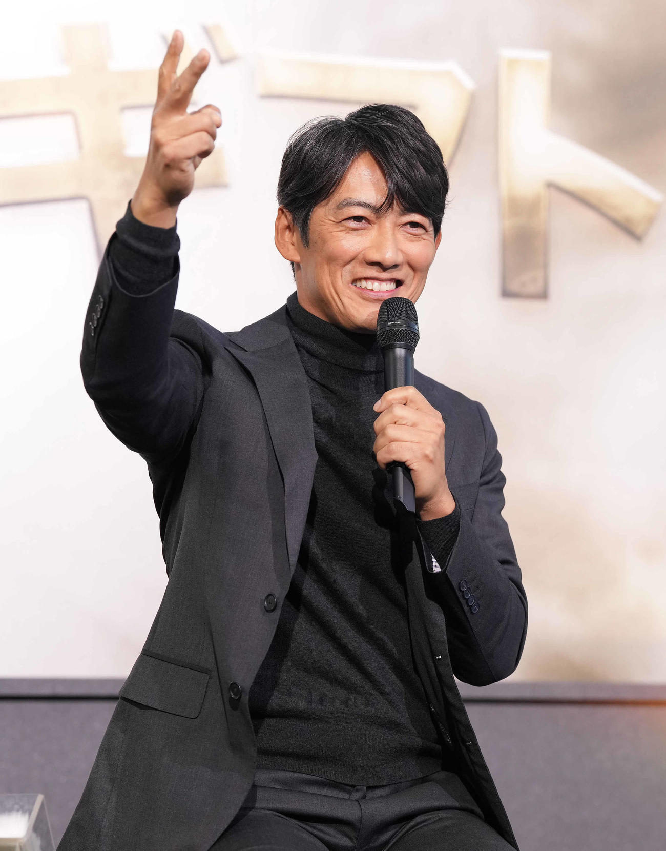 テレビ朝日系木曜ドラマ「グレイトギフト」制作発表記者会見でじゃんけんする反町隆史（撮影・鈴木みどり）
