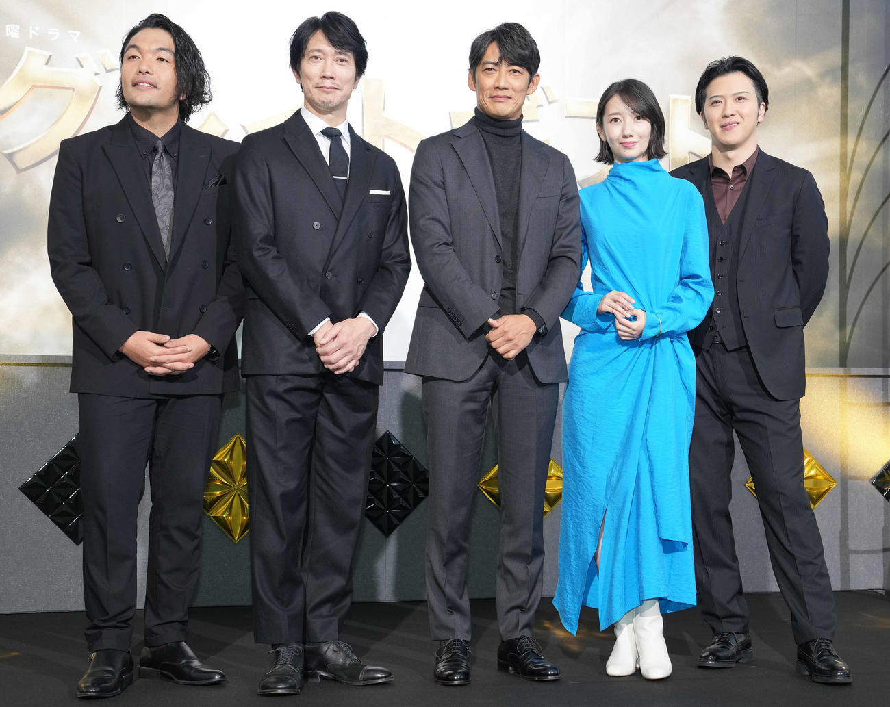 テレビ朝日系木曜ドラマ「グレイトギフト」制作発表記者会見のフォトセッションに納まる出演者たち。左から見取り図の盛山晋太郎、佐々木蔵之介、反町隆史、波瑠、尾上松也（撮影・鈴木みどり）