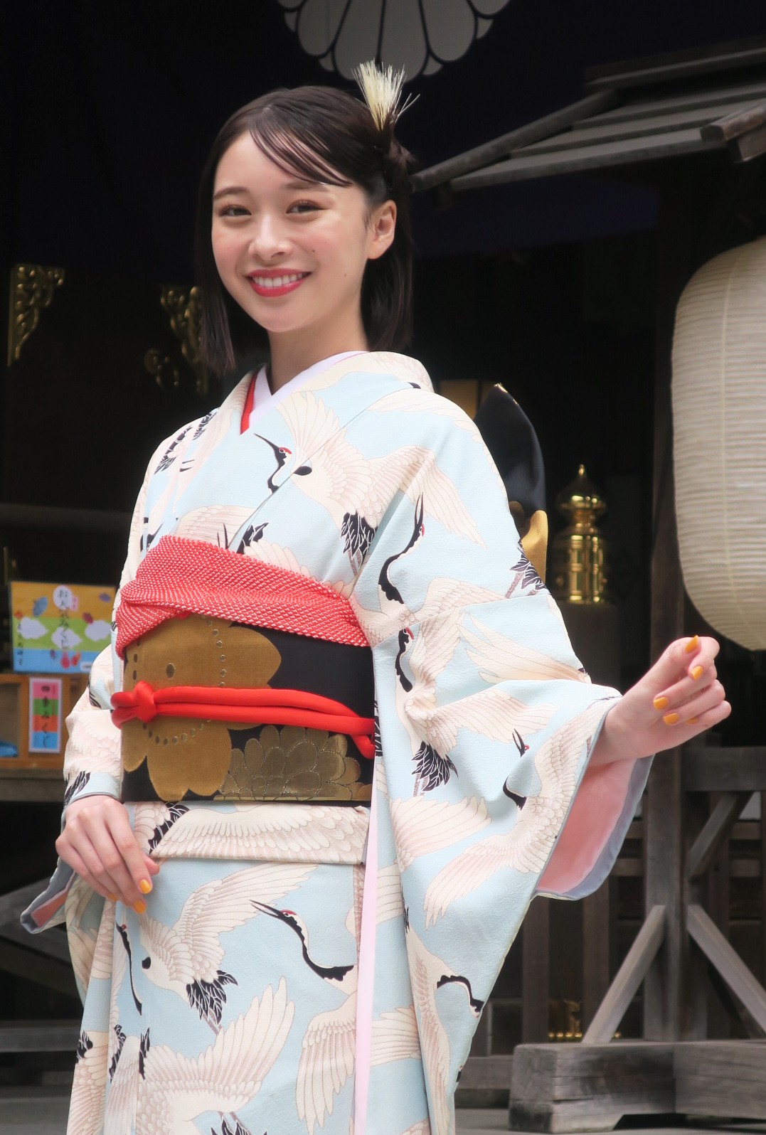 晴れ着で新成人の抱負を語る田鍋梨々花