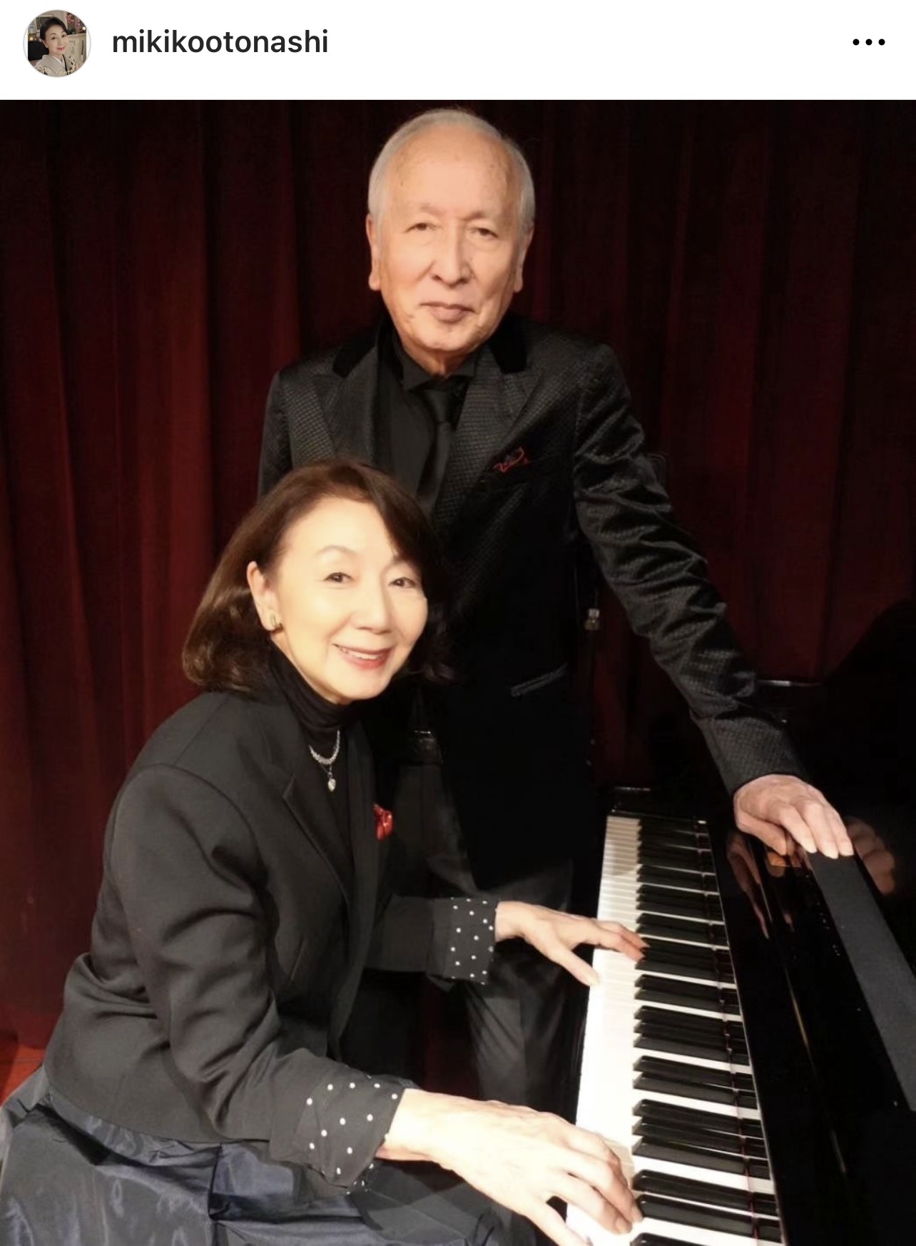 48回目の結婚記念日を迎えた夫の俳優村井國夫とのツーショット（音無美紀子のインスタグラムから）