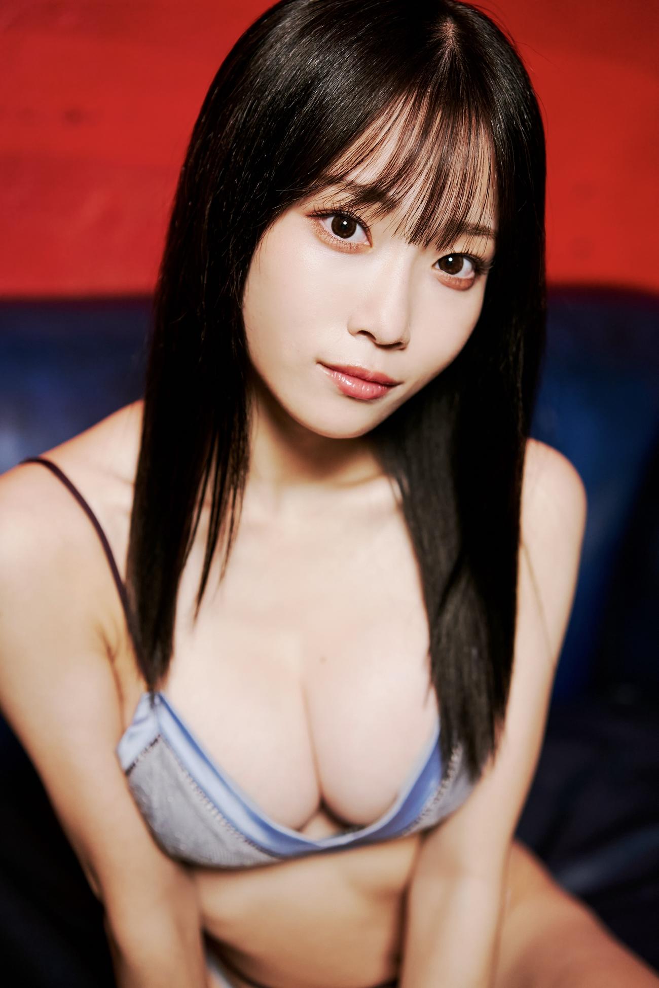 「別冊ヤングチャンピオン」のグラビアに登場している＃ババババンビ岸みゆ（C）たむらとも（秋田書店）
