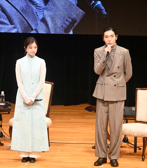 京都市内で行われた「初回パブリックビューイング&トークショー」に出席した吉高由里子(左)、柄本佑(撮影・松浦隆司)