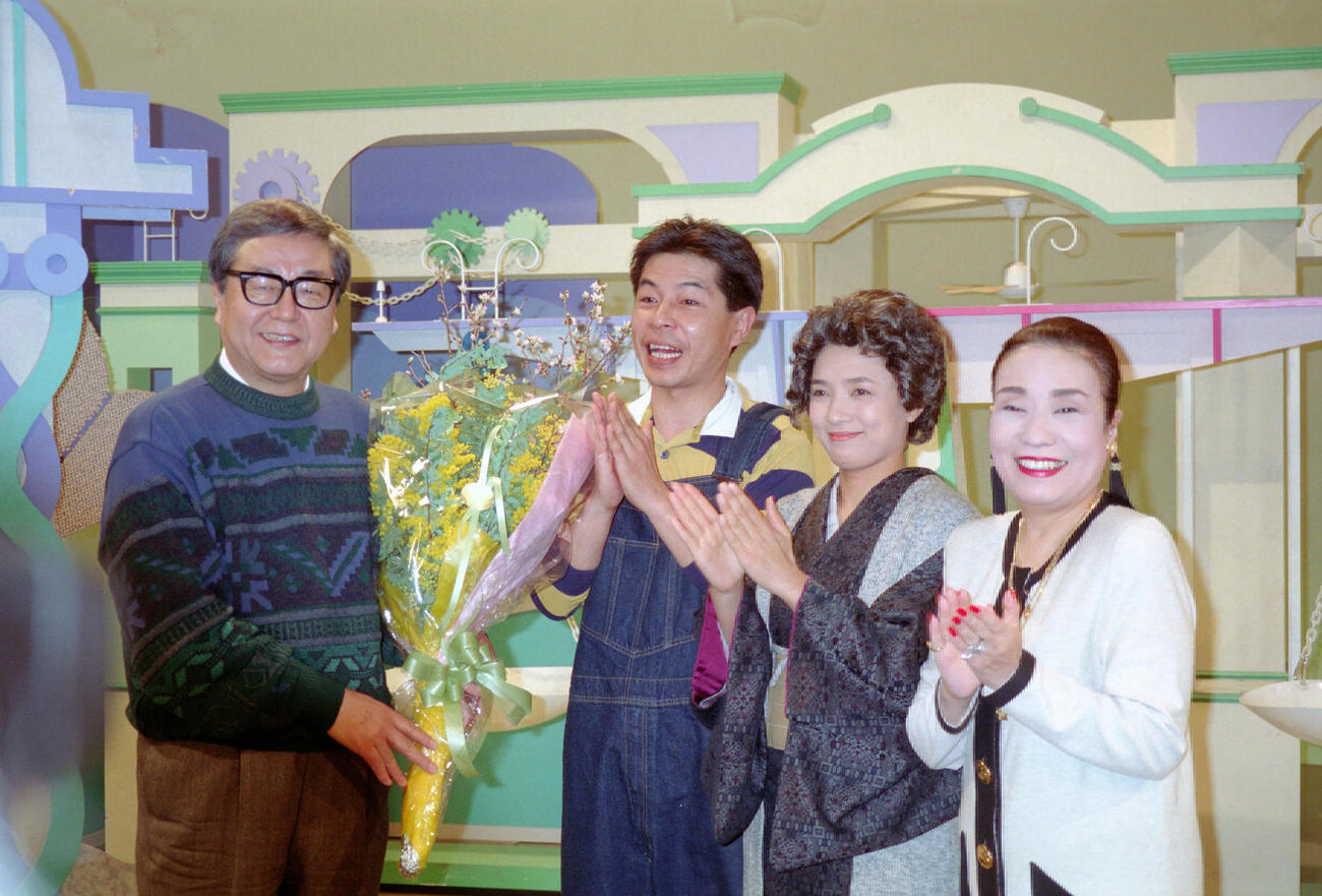 NHK「くらべてみれば」収録。左から山川静夫アナウンサー、立川志の輔、榊原郁恵、中村メイコさん（94年3月撮影）