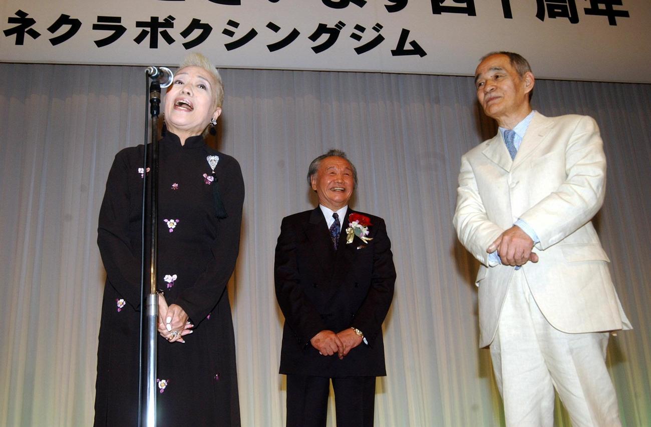 ヨネクラジム40周年パーティーで、米倉健司会長(中央）は中村メイコさん（左）と神津善行から祝福される（03年05月撮影）
