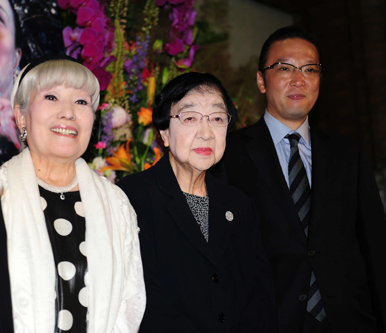 「第78回美空ひばり生誕祭」で会見する、左から中村メイコさん、石井ふく子さん、加藤和也氏（15年5月撮影）