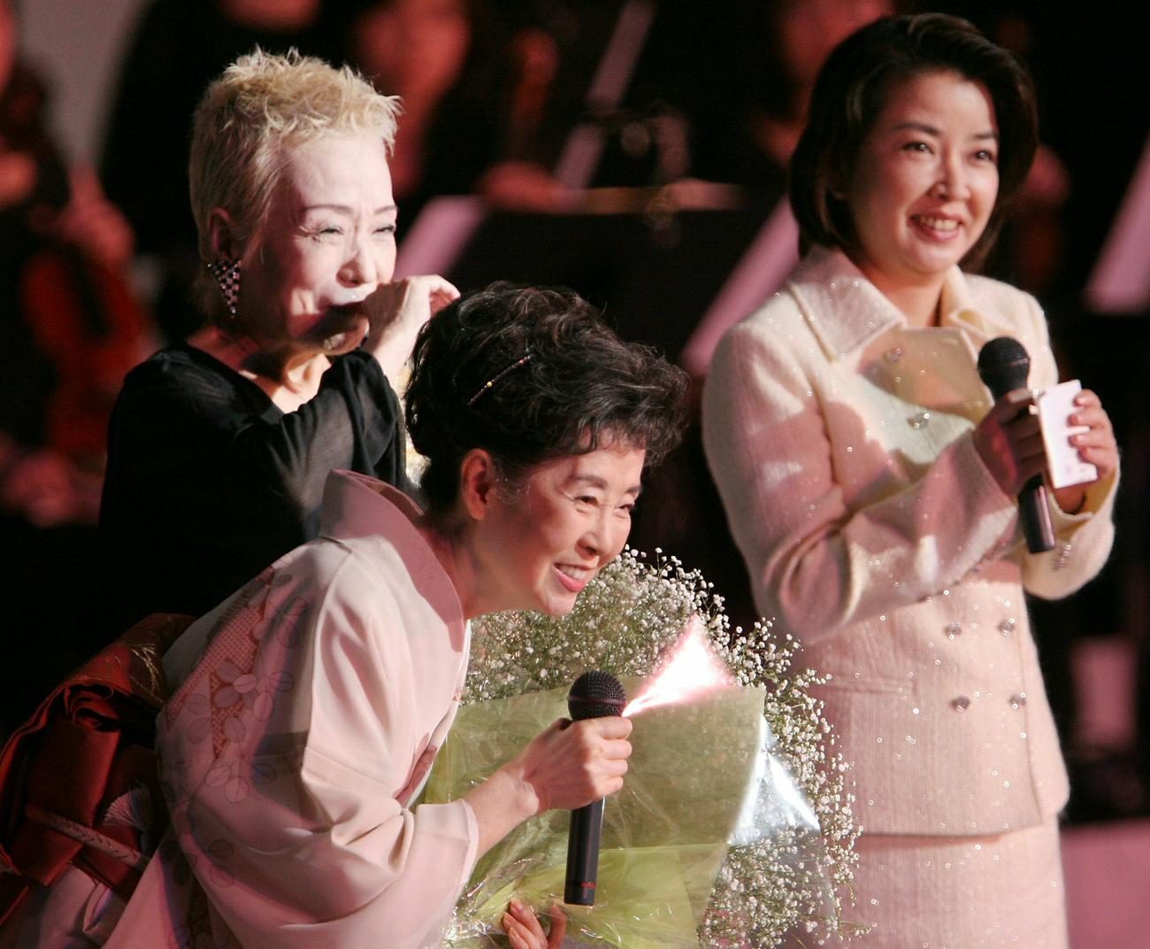 美空ひばりさんとの思い出を語る左から中村メイコさん、森光子、岸本加世子（05年6月）