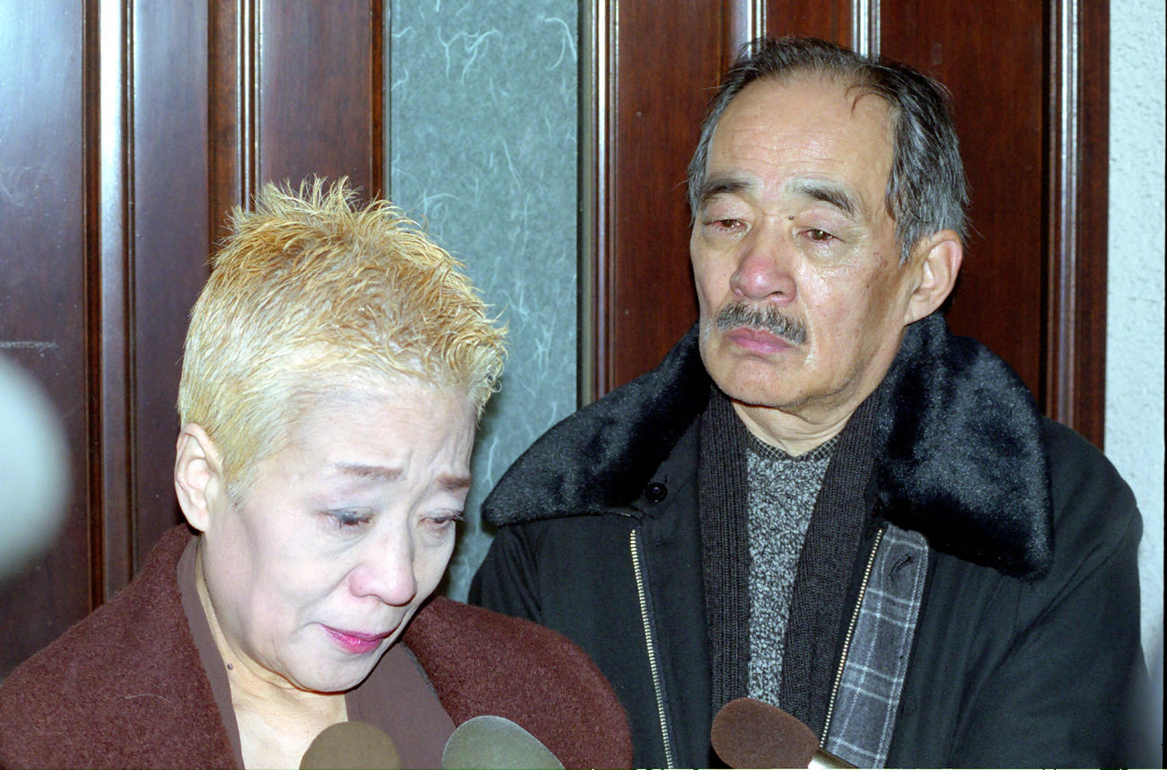 三木のり平さんが死去し、弔問に訪れた中村メイコさんと神津善行夫妻（99年1月撮影）