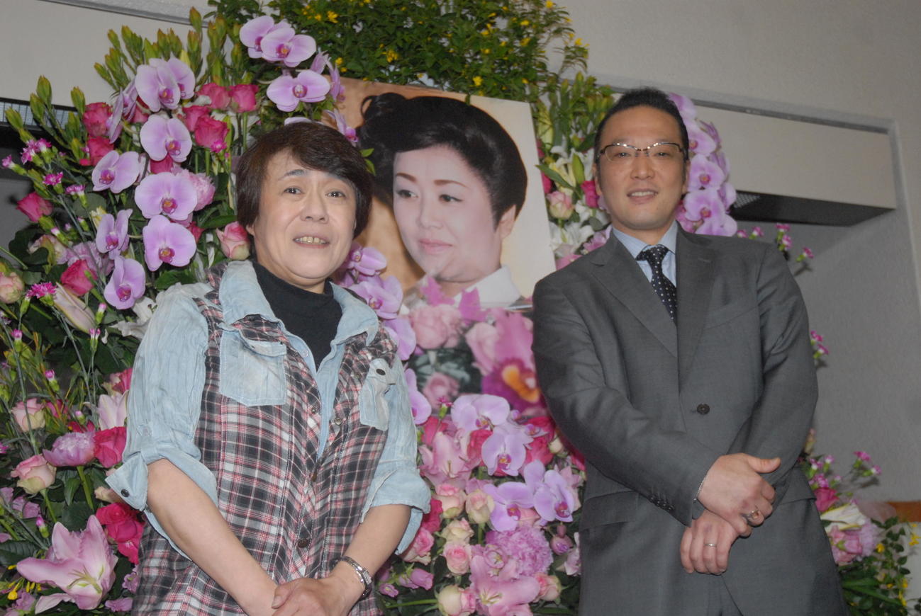 中村メイコさんの長女神津カンナ氏（左）。右はひばりプロダクション加藤和也社長（2017年撮影）